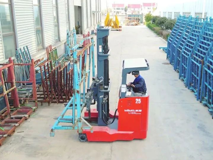 米玛全向电动叉车.jpg 米玛全向电动叉车.jpg