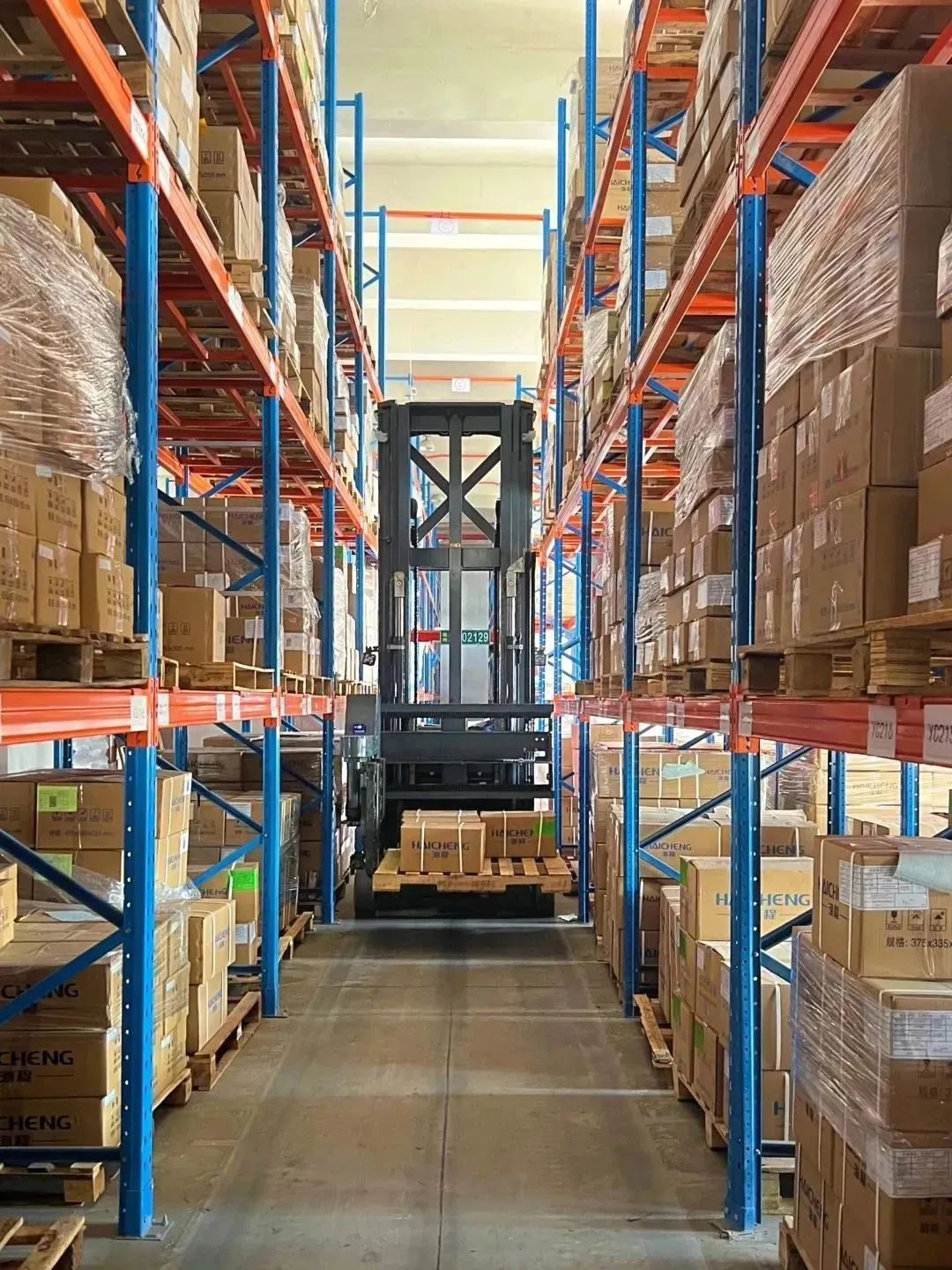 米玛MiMA三向堆垛车-1.jpg 米玛MiMA三向堆垛车-1.jpg