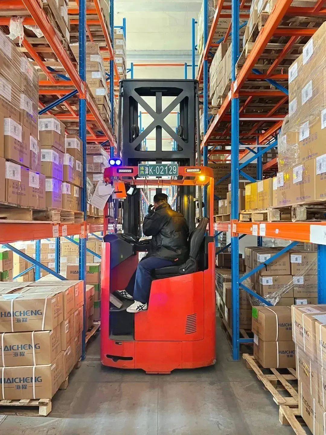 米玛MiMA三向堆垛车-2.jpg 米玛MiMA三向堆垛车-2.jpg